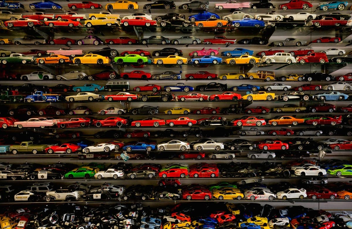 Estantes con colección de autos a escala