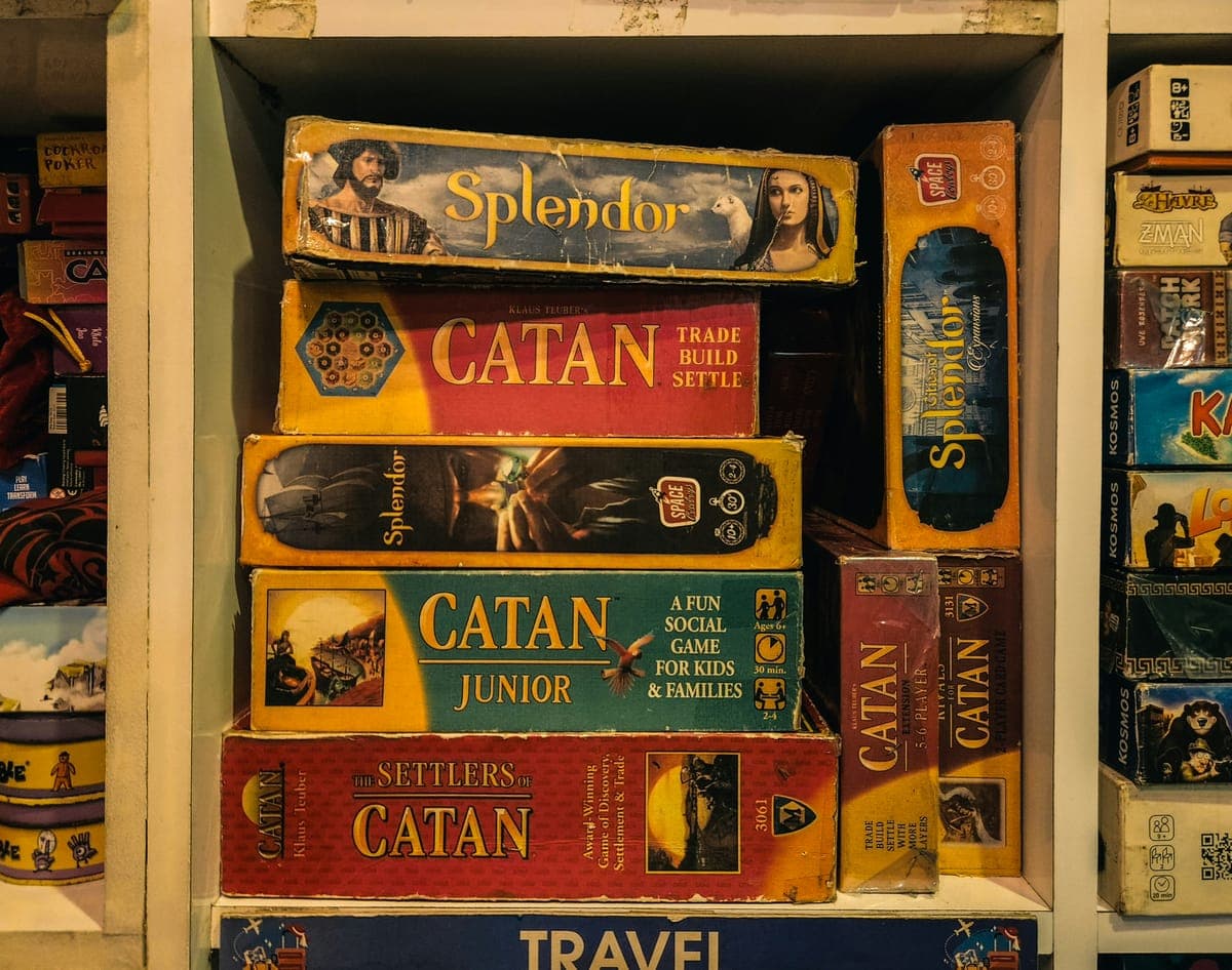 Estantería con juegos de mesa: Catan, Splendor y más