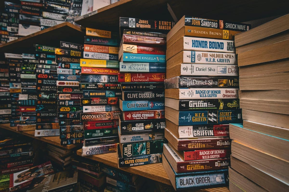 Pilas de libros en estanterías