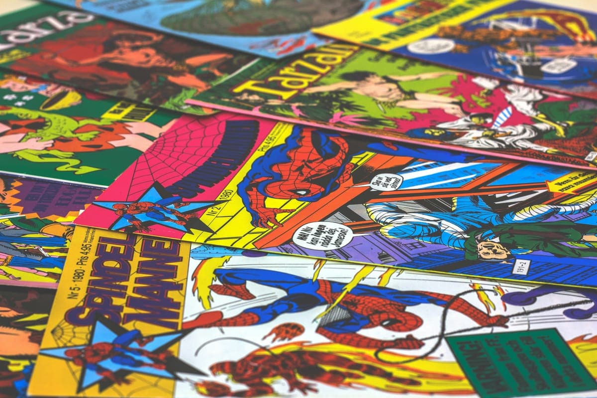 Portadas coloridas de cómics desplegadas