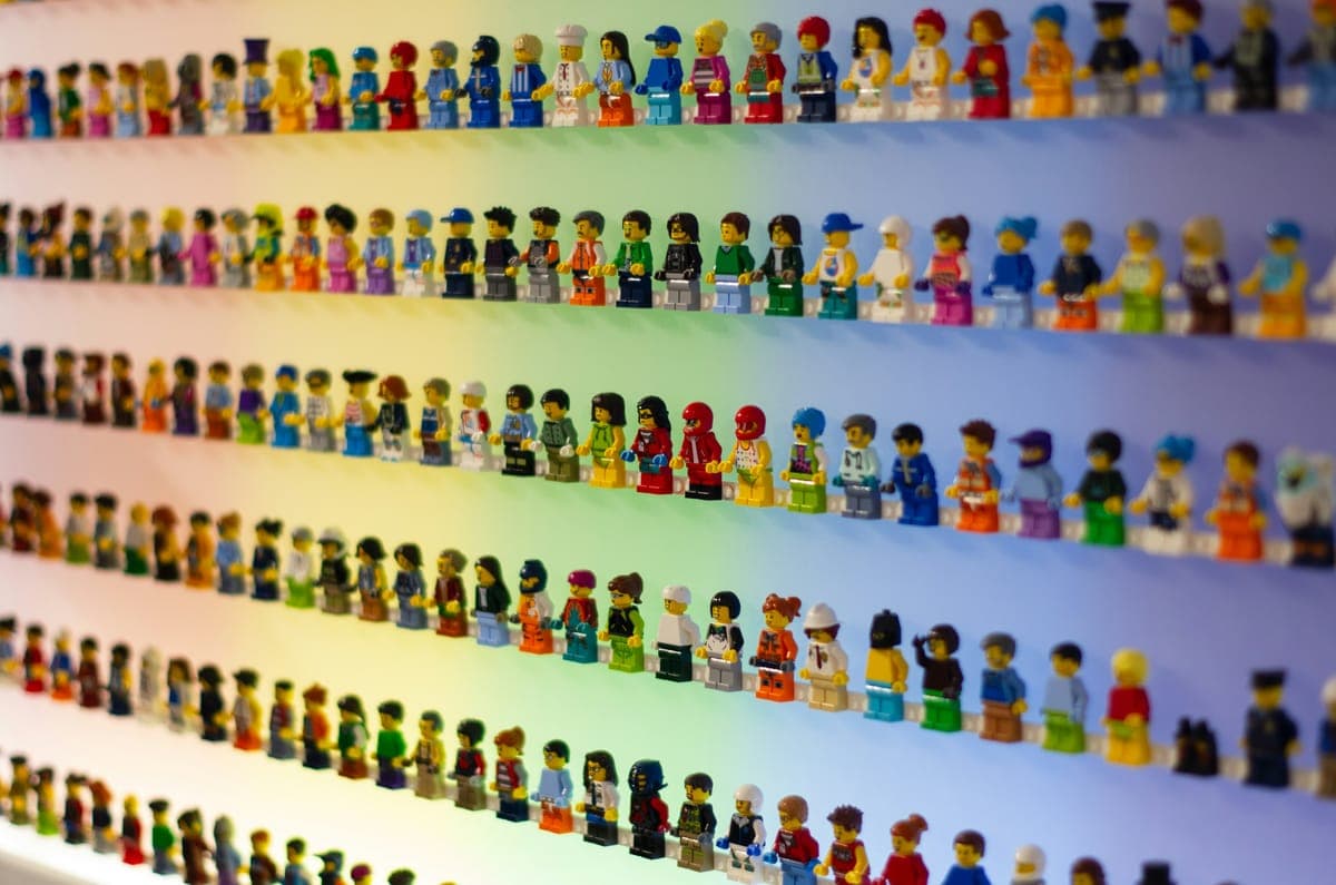 Filas de minifiguras LEGO en una pared de exhibición