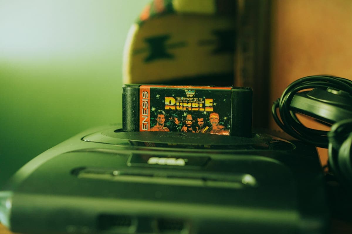 Cartucho de Sega Genesis en la consola