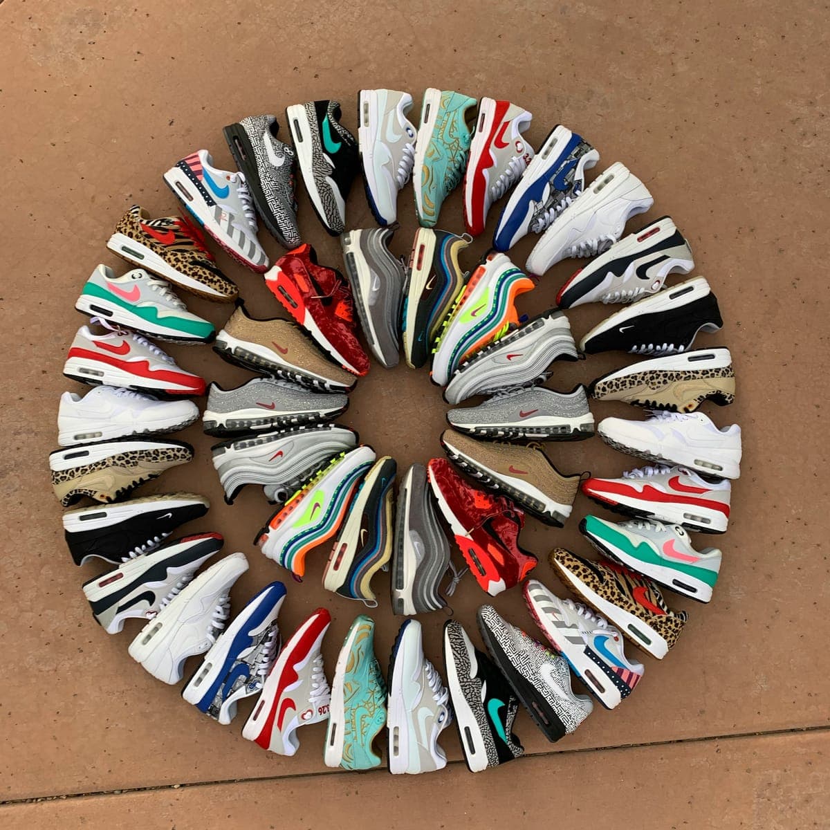 Colección de zapatillas dispuestas en círculo