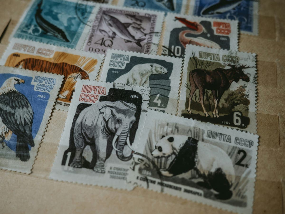 Sellos postales vintage con ilustraciones de animales